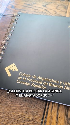 Ya se encuentra disponible la agenda 2026 y el anotador para toda la matrícula regular del Capba D9 ✍🏻📖 📍 Pueden retirase en Sede Central, en las seis delegaciones y en las tres subdelegaciones en los días y horarios habituales de atención. #agendas #CAPBA9 | Capba 9