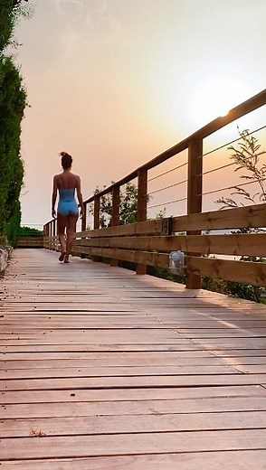 Céline Roy on Instagram: "🌅 Le saviez-vous ? S’asseoir tout de suite après le réveil, c’est une mauvaise idée pour votre dos ⚠️ La nuit, notre corps se régénère : 🌀 Les disques intervertébraux (entre les vertèbres) se gorgent d’eau 🧊 Ils gonflent et deviennent plus sensibles à la pression et aux mouvements brusques 👉 Résultat : au réveil, on peut se sentir raide, bloqué, douloureux, c’est normal. Mais attention : si vous vous asseyez ou vous penchez trop tôt, vous