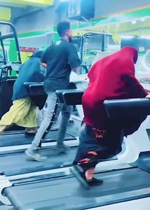 Macalinka muxuu fiirinoya 🤣 | Bashaash Shire