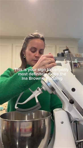 Highly highly recommend the Ina garten brownie pudding!! Iconic, delicious, stunning, mouthwatering etc etc. I made my ahead of time so when I cut it it wasn’t warmed but I warmed it right before serving to ppl. If you’re worried abt the interior not being done just check the internal temp, if it’s at least 160 the the risk of salmonella isn’t there, I let this go until 167 and pulled it out!! Cwispy top and gooey interior 🤌 #browniepudding #ina #hosting