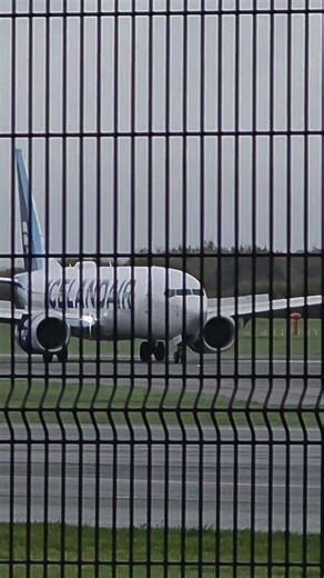 Icelandair (FI) B38M Arrival