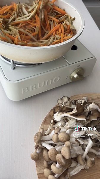 よく作るきんぴらごぼう!! ゴボウ、にんじん、しめじ、マイタケ、栄養満点🥕 お弁当にもピッタリです◎