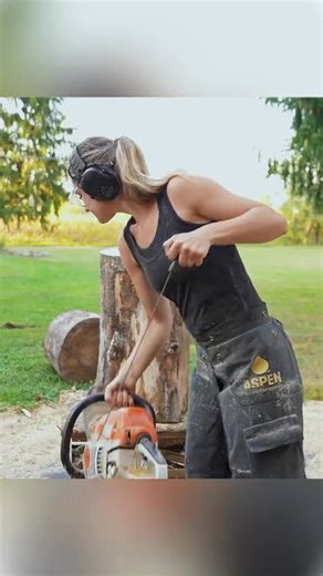 Tree-cutting specialist in action! Let’s see how it’s done! #treework #reels #cuttertree #woodcutting #virals #fbreels #forestry #arborist #woodchopping | Tree-Cutting