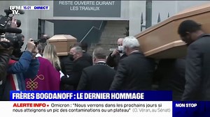 Les cercueils des frères Bogdanoff entrent dans l'église de la Madeleine