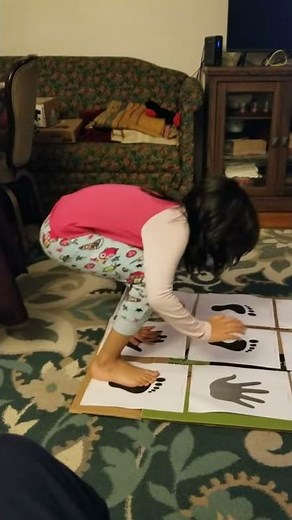 paper hand and foot game #baby #games #papergames #handfootgames #kidsvideo #kidslearning