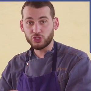 #recetteantigaspi Légume frais et de saison, avec le petit pois, on ne gâche rien ! Des graines aux cosses en passant par les pousses, on peut tout cuisiner ! La preuve en vidéo avec le chef @Alexis Braconnier et sa recette gourmande de verrines de St Môret et petits pois. | St Môret