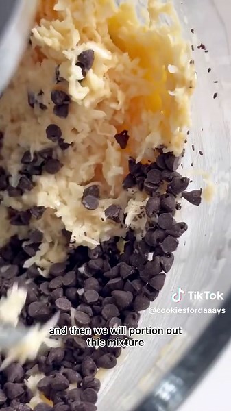 You’re just 4 simple ingredients away from these Almond Joy Cookies!🙌🏻 With a crunchy almond topping and a chewy, coconutty center, these cookies are a perfect treat for any occasion. 🤤 Search ‘almond joy cookies’ using the link in my bio for the full recipe! #almond #almondjoy #coconut #coconutcookies #baking #dessert #foodies #bakingtutorial #chocolate