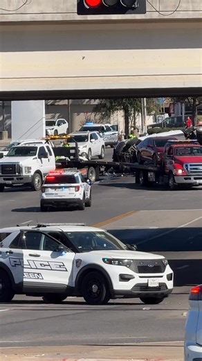 🚨 UPDATE | MAJOR CRASH – KILLEEN 🚨 ## LANE CLOSURE UPDATE 2:16 p.m. ##- Officers have reopened the Central Texas Expressway lanes, both eastbound and westbound. Police have confirmed five vehicles were involved in the crash near the Toyota dealership at Stan Schlueter Loop and Central Texas Expressway. ⚠️ Tragically, one driver was pronounced deceased at the scene. 🚑 Two other drivers were transported to Baylor Scott & White Hospital — one by airlift and one by Killeen Fire Department ambulan