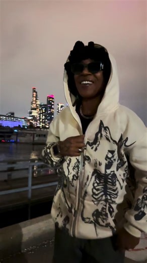 Streaming this 3x inna row will manifest a new deposit into your bank account 💰✨ 'Houdini' x @howie.stackz ft. @tlpastrostaxx 🪄 prod: @blazebeatsbaby 🔥 one of my fav feats to date ✅💫👽 ••• imo this a smashhh - check it out 🚀 Swim Team x TLP first of many 🏊🏽‍♀️🛸 #thelaunchpadchi #swimteam #houdini | Astro Staxx