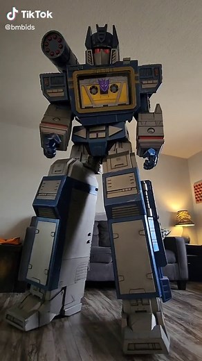 Meet Soundwave: The Giant Transformer Cosplay!