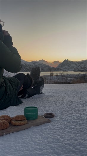 The dark season has settled over Lofoten, and we make the most of every golden moment outside ✨ Today lunch: seaweed protein breadrolls - you’ll find the recipe on our webpage: www.lofotenseaweed.no 🌿 | Lofoten Seaweed Company