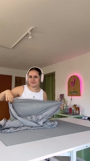 It’s so easy to sew yourself a super cute set for fall 🎀🧸 (the embroidery is optional, of course. You can also do it by hand or with a cute patch, for example✨) Patterns I used here: 🧷Bottom: the leggings pattern by vintageBambi 🧷Top: the shirt/dress pattern by vintageBambi 👉🏼Both are absolutely beginner-friendly! 💖 Fabric: Bamboo jersey 🤍 #sewing #sewinginspiration #sewingproject #beginnersewing #learningtosew #sewingtutorial #sewingpattern #easysewingproject #fashiondesign #sewingset |