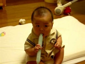 チューペットが冷たくて泣く赤ちゃん