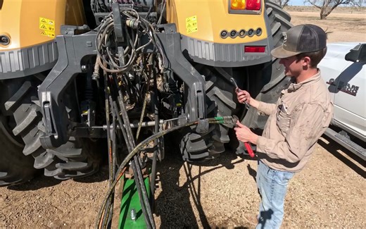 让约翰·迪尔最大的播种机做好准备 Getting John Deere’s biggest planter ready to roll