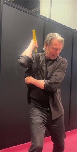 【麦叔 Mads Mikkelsen】耍双截棍 Playing Nunchaku