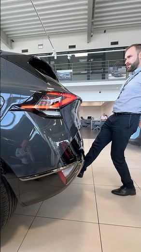 Gimnastyka przy bagażniku - akcesoryjna ELEKTRYCZNA klapa bagażnika w Kia Sportage otwierana nogą