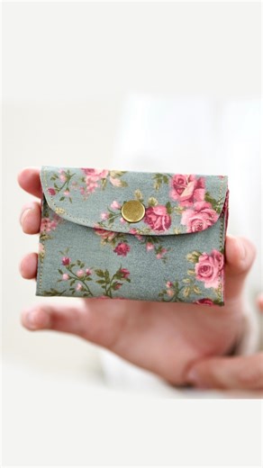 Needlework by Ana Design® on Instagram: "Esta mini carterita es de esas cosas que se hacen en un momento… pero que siempre triunfan 💐 Es rápida, sencilla y perfecta para aprovechar retales o preparar un detalle bonito hecho a mano. El tutorial completo lo subimos en enero de 2024, y desde entonces no deja de ser uno de esos proyectos que apetece repetir una y otra vez. En este Reel puedes ver el paso a paso en versión exprés, sin explicación, porque de verdad: es más fácil de lo que parece. Si 