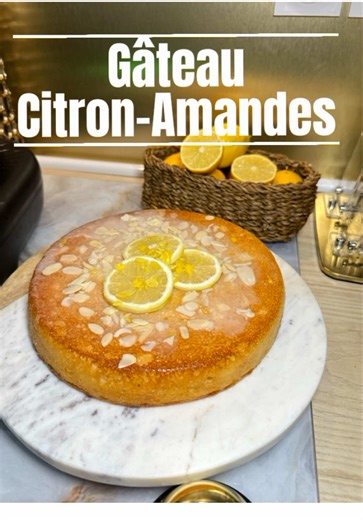 🍋 Gâteau citron–amandes (version Thermomix) Un gâteau au yaourt revisité façon grand chef : ✨ moelleux ✨ parfum intense de citron ✨ texture fondante grâce à l’amande ✨ imbibé d’un sirop léger ✨ nappé d’un glaçage fin Une recette simple mais avec une vraie technique pour un résultat digne d’une pâtisserie. 📌 Astuce importante : Je verse le sirop directement sur le gâteau encore dans son moule et j’attends avant de démouler → résultat ultra moelleux et forme parfaite. Si tu aimes les desserts fa