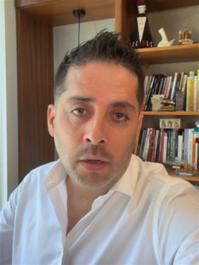 Hay historias que no llegan para asustarte… llegan para despertarte. No sabemos cuánto tiempo nos queda. Pero sí podemos decidir qué hacemos con el tiempo que todavía tenemos. Abraza hoy. Perdona hoy. Llama hoy. Di “te amo” hoy. Haz eso que llevas meses posponiendo. Porque quizá el verdadero problema no es morir algún día… sino llegar al final y descubrir que no viviste de verdad. Si esta historia te movió, compártela con alguien que necesite recordarlo hoy. 🙏