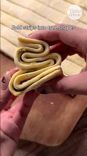 With just 4 ingredients, you can have an easy and delicious, festive #holidayappetizer! 🎄🎄🎄