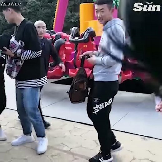 Man's wig flies off his head during rollercoaster ride