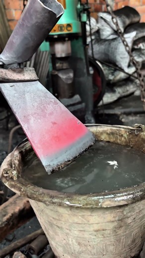 Look at this steel hardening technique, a technique that is rarely used! It's amazing #blacksmith