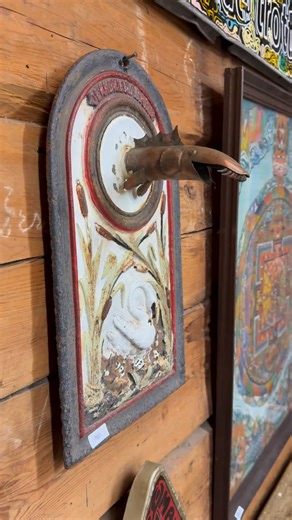 TheRetroBrothers AB on Instagram: "En helt galen vattenutkastare deluxe. Antik och udda. Den uppfyller tre av tre krav som vi har när vi köper saker: form, funktion och kvalitet! Fantastisk helt enkelt ❤️. Vi har alla julklappar ni någonsin drömt om hos oss på söndag den 14 december. Så köp inget nytillverkat skräp från Temu utan köp något unikt och vackert och som inte påverkar miljön på ett negativt sätt. Eller vad fasiken…nu får köpa vad ni vill bara ni kommer på söndag den 14/12 mellan kl. 1