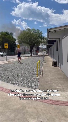 Luis Sérgio Laurindo on Instagram: "Um incêndio em veículo foi registrado na rua Elly Soares, próximo à Praça Tiradentes, no bairro Floresta, em Joinville. As chamas assustaram moradores e motoristas que transitavam pela região. Até o momento, não há informações sobre feridos nem sobre as causas do incêndio. Equipes de emergência foram acionadas para controlar a situação e garantir a segurança do local. Se você viu algo ou tem mais informações, chama a gente. Seguimos acompanhando."
