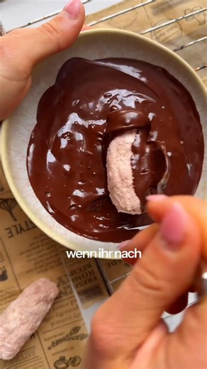 BOUNTY EIS in gesund & UNNORMAL lecker! Ja Leute, ich sag’s euch wie’s ist: Wenn ihr Kokos liebt, dann ist das euer Sommer-Gamechanger!🌴🍫 Und selbst wenn ihr skeptisch seid – GEBT dem Ganzen eine Chance… es schmeckt wie Bounty, nur als Eis und 100x besser! 🤯 REZEPT 150g Kokosraspeln 80 ml Kokosmilch 50 ml pflanzliche Sahne 2–3 EL Ahornsirup oder Agavendicksaft 1 TL Vanilleextrakt (optional) ÜBERZUG: Dunkle Schokolade Alle Zutaten für die Füllung vermengen, kurz stehen lassen und anschließend 