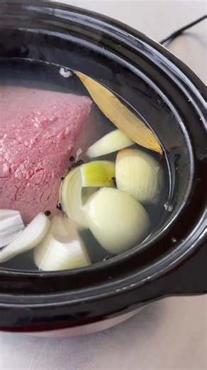 While a lot people think back fondly on this traditional dish, I know there are a few who have less favourable memories... but I’m here to heal those wounds! •INGREDIENTS CORNED BEEF 1.5 to 2 kg piece corned silverside 3 bay leaves 2 Tbsp brown sugar 2 Tbsp apple cider vinegar 1 tsp peppercorns 1 onion, quartered MUSTARD SAUCE 1 egg 1.5 Tbsp brown sugar 1 Tbsp flour 2 tsp mustard 2 Tbsp apple cider vinegar 1 cup corned beef cooking liquid • INSTRUCTIONS 1. Place the corned silverside in the bowl