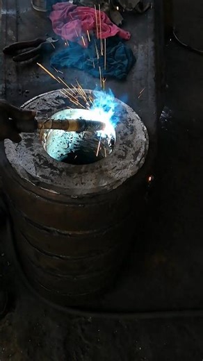 REPAIRING WORN EDGES IN EXCAVATOR'S DIPPER STICK WITH MIG WELDING PROCESS IN MANUFACTURING WORKSHOP