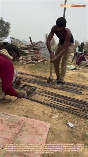 Préparation des armatures : découpe manuelle des barres d'acier