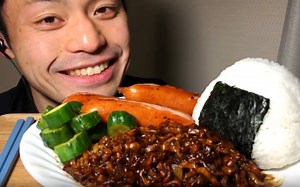 【Yumaゆま】炸酱面 大只饭团 煎香肠 黄瓜~ 咀嚼音_哔哩哔哩_bilibili