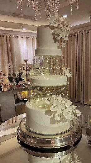 Bolo de 15 Anos: Celebração com Luz e Alegria