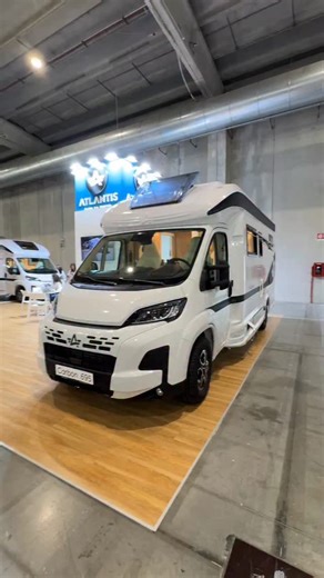 Atlantis Carbon 695 . 695 x 228 x 295 cm 3500 kg 4 posti 💺 2 2 posti letto 🛏️ Prezzo a partire da: 142.488 € . #camper #monoscocca #carbon #carbonio #reisemobil #husbil #urlaub #autocaravan #atlantis #camperonline #karavan #wohnmobile | Camperonline viaggi in camper di qualità