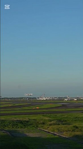 【羽田空港】第3ターミナル方面へ着陸する航空機｜足湯スカイデッキから撮影2026.7.10