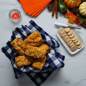 These sweet potato biscuits with honey butter are the perfect balance between savoury and sweet 🍯 RECIPE: https://tasty.co/re…/sweet-potato-biscuits-with-honey-butter | Tasty UK