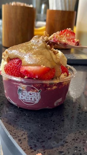 Making a Rio Açai bowl at our Camden Market store 🫐🇧🇷 #acai #acaiberry #acaibowl #london #brasil #asmr #food #fruit #healthy