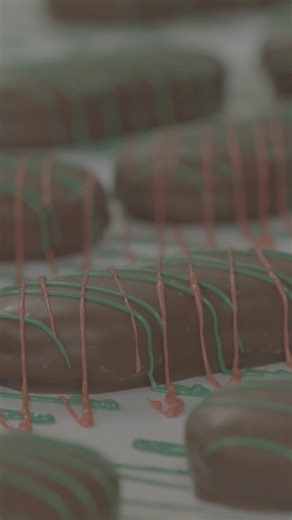 Hand-decorated. Small-batch. Made to make spirits bright. 🎄✨ Each one of our Holiday Milk Chocolate-Covered Nutter Butter Cookies is hand-decorated with care, creativity, and a touch of festive flair - they make for the perfect stocking stuffer or snack to indulge in during your next holiday movie night! 🍫🎁 📍See where our gourmet holiday treats are sold near you and start the season off right: https://sweetjubilee.com/pages/where-sold #SweetJubilee #Christmas #christmas2025 #stockingstuffer 