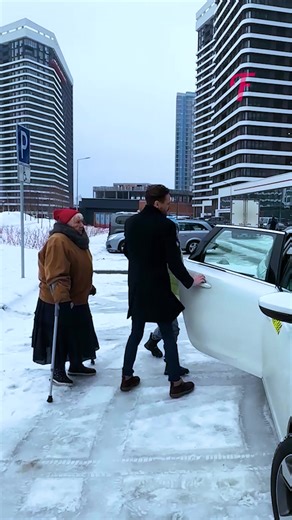 A taxi driver acts decisively without delay. #FabiosaKindness #Fabiosa #kindness #justice #money #insolentpeople | Fabiosa Life