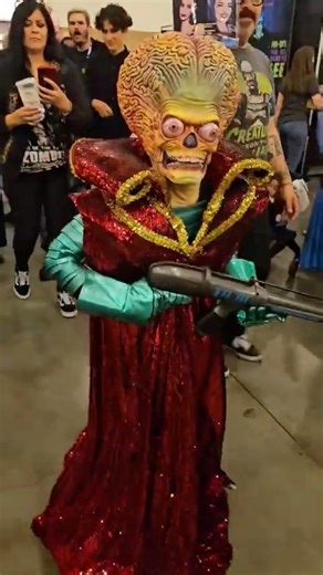 ACK ACK ACK! The Mars Attacks Martian roamed the Monsterpalooza 2025 showfloor! Monsterpalooza RETURNS to The Pasadena Convention Center MAY 29th – MAY 31st to Celebrate the Art of Monsters & Movie Magic with Over 450 Exhibitors, Monster Museum, Special Guests and much more! Early bird discount tickets go on sale November 1st! Join our mailing list for early reveals and discounted tickets here! ➨ https://lp.constantcontactpages.com/sl/6EWhDRy/MonsterpaloozaMailingList *Makeup by: @MissGoryFX & @