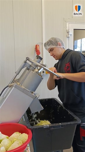 Készül a savanyú káposzta a félegyházi Mezgében