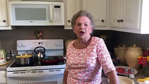 🍅Tonight in MeMe’s kitchen we are making tomato pie, squash, & fried chicken— a good southern meal! | MeMe’s Recipes