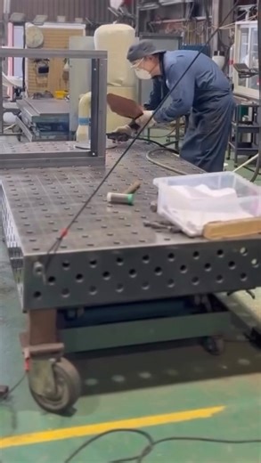 三和金属工業株式会社@京都⚙️金属加工のことならなんでもお任せ！ on Instagram: "【半自動溶接】 ⁡ 職人の手作業で行う 半自動溶接 ⁡ 1つ1つ職人さんの手作業を大切にしております。 ものづくりの工場から、作業の一部をご紹介です！ ⁡ いつでもご質問等DMで受け付けております 🎶 ⁡ DMでお気軽にお問い合わせくださいね♪ ⁡ #半自動溶接 #溶接 #製造業 #金属加工 #madeinjapan🇯🇵 ⁡ ▒▒▒▒▒▒▒▒▒▒▒▒▒▒▒▒▒▒▒▒ ⁡ 三和金属工業は キズや汚れのない美観も重視しており、 お客さまに安心していただける ハイレベルな仕上がりを追求しています✨ ⚙️小さな製品部品から大型装置の筐体まで 幅広いサイズ、仕様の物を制作 ⚙️試作から量産まで、素材も多様に対応 ⚙️納期の速さにも自信！ ⁡ 製品のご相談やご質問は →@sanwakinzoku_kyotoへお気軽にDMを ⁡ ▒▒▒▒▒▒▒▒▒▒▒▒▒▒▒▒▒▒▒▒"