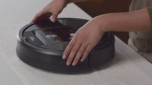 ＼ルンバエラーメッセージを解説します ～エラー9～／ ルンバが止まって、助けを求めてる！？ そんな時はエラーの原因をボイスメッセージでお知らせしてくれます！ 今日、ご紹介するのはエラー9。 「エラー9」こんなメッセージが出たときは、ルンバが壁などにぶつかった時に衝撃をやわらげる部分である「バンパー」のすきまにゴミが詰まっているかも。 バンパーを両手で10回ほど押し込んでみましょう！ ゴミが取れたら、CLEANボタンを押してお掃除再開♪ すっきりしたルンバが、もっとがんばってくれること間違いナシ！！ その他のエラーメッセージ・対処法はコチラ▼ http://style.irobot-jp.com/4727/ | iRobot