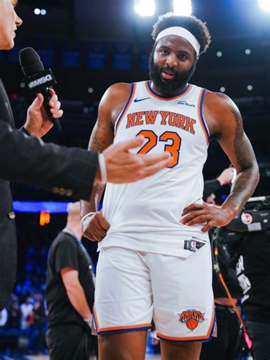 "I think a career-high 3 dribbles ... we didn't know you had that in your bag." Mitchell Robinson postgame interviews are pure comedy 🤣 | MSG Networks