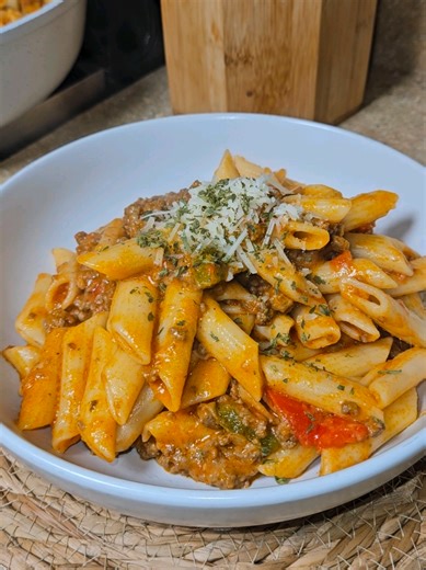 Pasta penne con carne molida 🍝✨ Ingredientes: 🍝 1 libra de pasta penne 🥩 1 libra de carne molida de res 🧅 1/4 de cebolla picada 🧄 4 dientes de ajo picados 🫑 1 1/2 taza de chiles pimientos de colores en cuadritos 🍅 2 tazas de salsa para pasta 💧 1 taza de agua 🧂 Sal al gusto 🌶️ Pimienta negra al gusto 🛢️ Aceite 🧀 1 taza de queso mozzarella rallado 🧀 Queso parmesano 🌿 Perejil seco #pasta #pastapenne #penne #recetasfaciles #recetascaseras