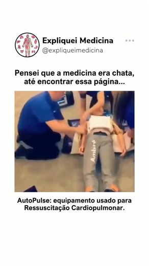 Descomplicando a Medicina | Curiosidades on Instagram: "O AutoPulse é um dispositivo automático usado na ressuscitação cardiopulmonar. Ele substitui as compressões manuais por um sistema mecânico que mantém ritmo e profundidade ideais, mesmo em atendimentos longos ou durante o transporte do paciente. Funciona com uma faixa colocada ao redor do tórax, que realiza compressões contínuas seguindo os padrões internacionais de RCP. Enquanto isso, a equipe pode focar em via aérea, medicamentos e monito