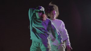 Junges Paar Tanzt Energischer, Moderner Freestyle Tanz Stock Footage - Video von kaukasisch, energisch: 268573040