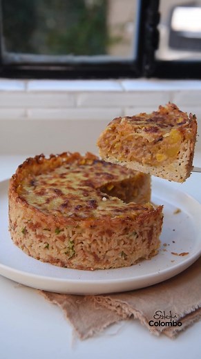 Tarta de calabaza, cebolla 🧅 choclo 🌽& queso 🧀 con masa de arroz 🍚 (ideal para reutilizarlo cuando calculamos mal la cantidad de arroz) . Receta apta celiacos Ingredientes Molde 22cm Arroz cocido 2 tazas 🍚 Huevos 🥚 2 u Queso 🧀 1 puñado Sal 🧂 Pimienta Pimentón Perejil Relleno Calabaza Sal 🧂 Pimienta Cebolla 🧅 Choclo 🌽 Leche 🥛 o agua 💧 200 ml. Almidón de maíz 1 cda sopera #recetasfaciles #paratii #cocina #tarta #cena